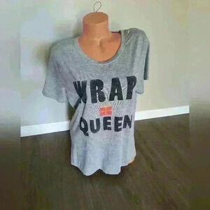 Zoe + Liv Womens Wrap Queen Present Graphics Gray Short Sleeve Tshirt Size XXL